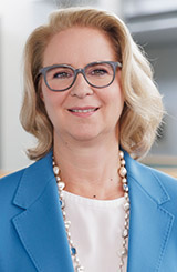 Portrait photo of Esther Maria Loidl, CHRO of the Freudenberg Group