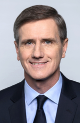 Profil picture showing Mr. Thomas Herr, CFO of the Freudenberg Group, waering a dark suit and a tie.