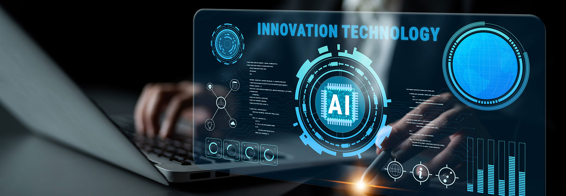 Detail von Laptop und Mousepen. Darüber liegt ein virtueller Screen mit Diagrammen und der Integration von KI in der Entwicklung und Prozessen hinweist