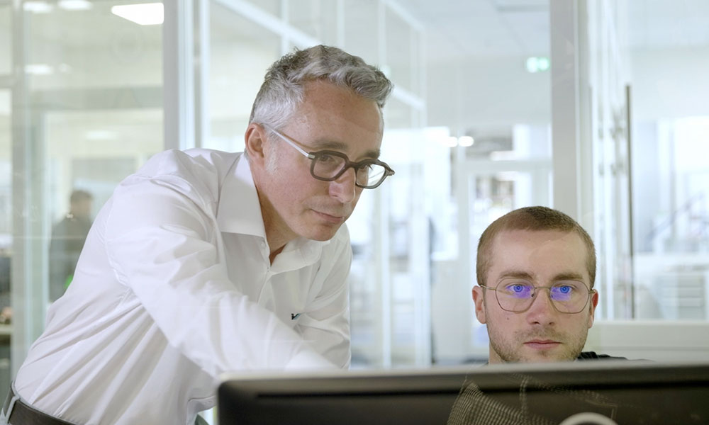 Zwei Männer gucken auf einen Monitor