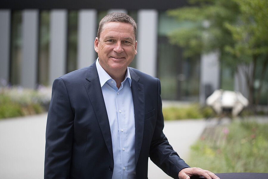 Portraitfoto von Claus Möhlenkamp, stellvertretender CEO der Freudenberg-Gruppe