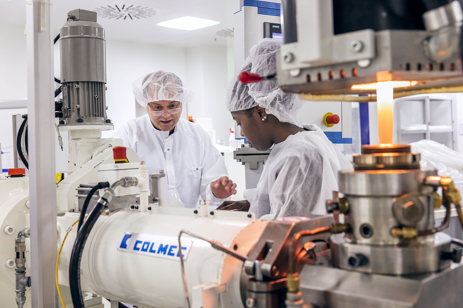 Mitarbeiter von Freudenberg Medical im Bereich der Silikonschlauchproduktion.