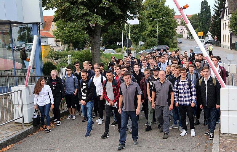 Pressefoto zum Ausbildungsstart bei Freudenberg 2017