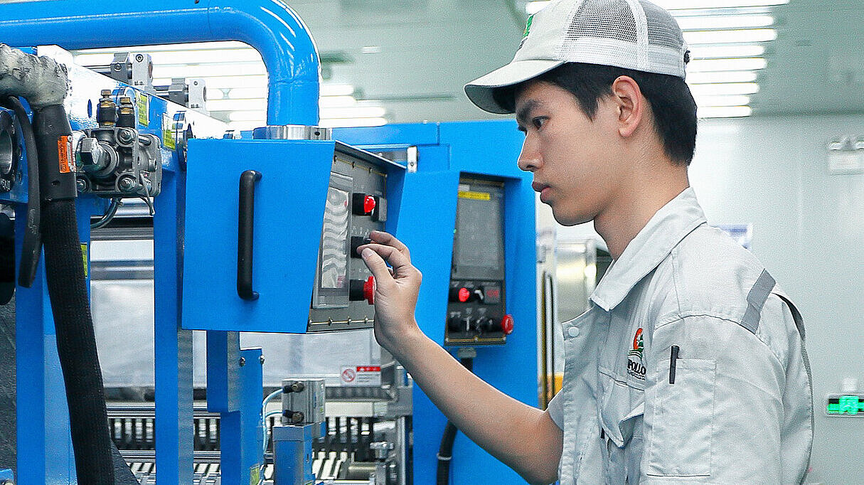 Apollo China - Worker in factory