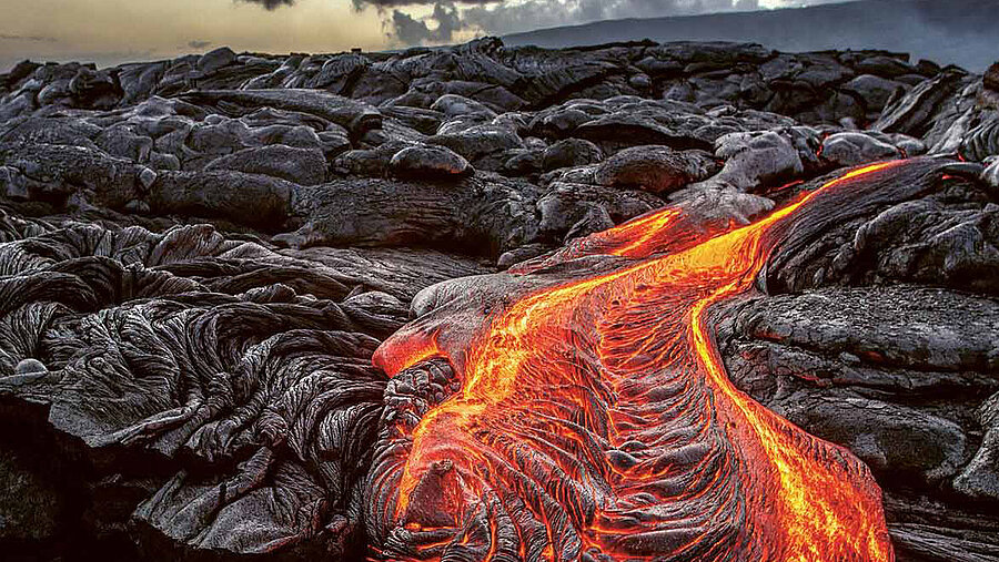 Schwarze Oberfläche, auf der Lava strömt