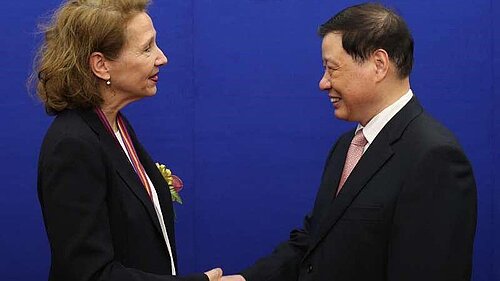 Bettina Schön and Mayor of Shanghai Ying Yong shaking hands