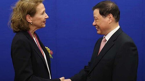 Bettina Schön and Mayor of Shanghai Ying Yong shaking hands