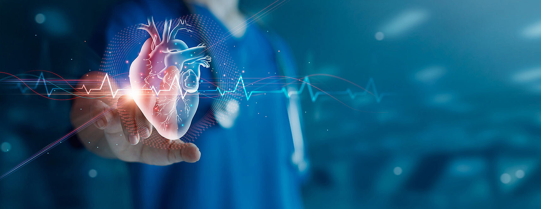 Kardiologe untersucht Herzfunktionen und Blutgefäße des Patienten auf einer virtuellen Schnittstelle.