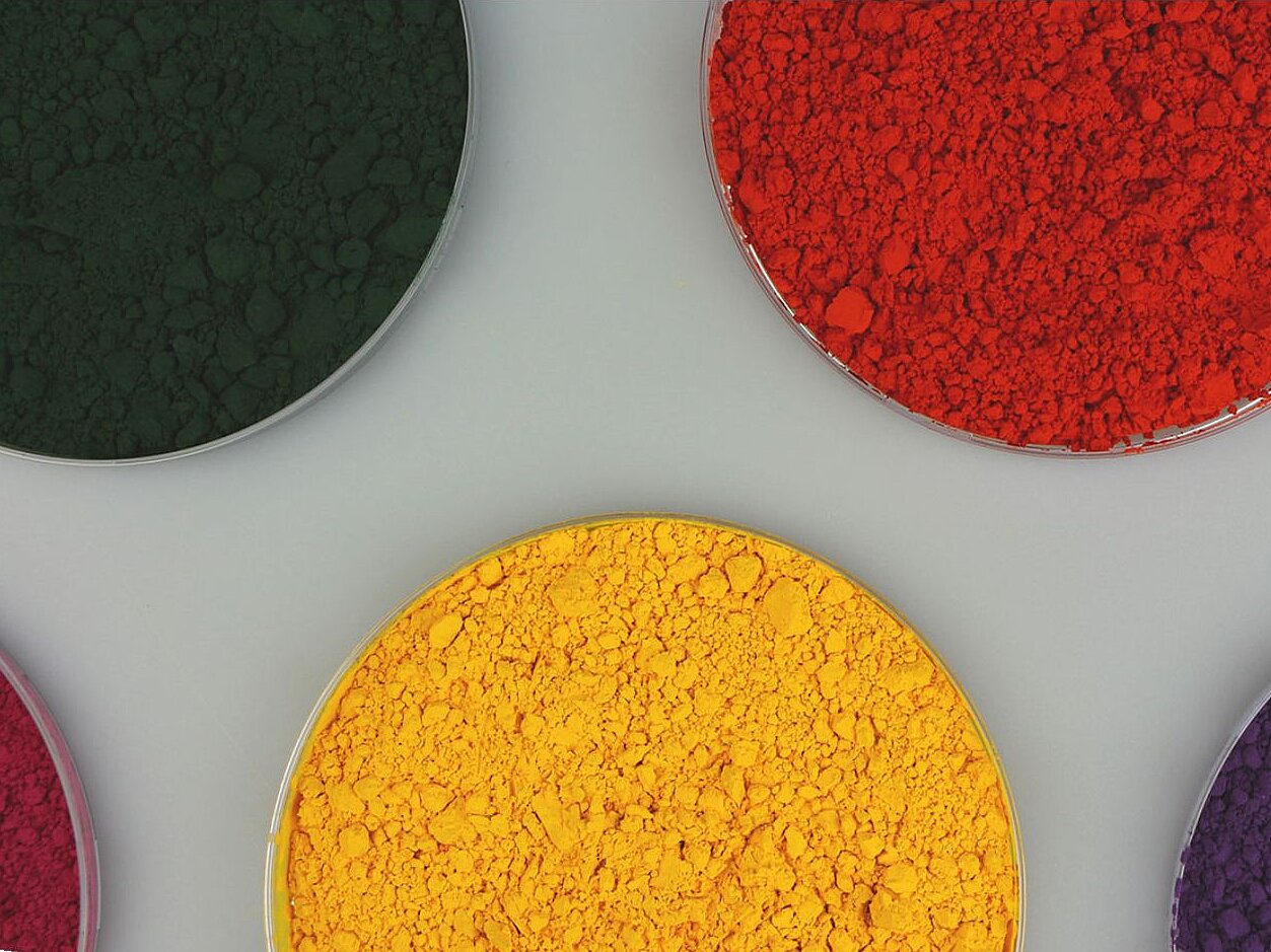 6 glass containers with powders of different colors