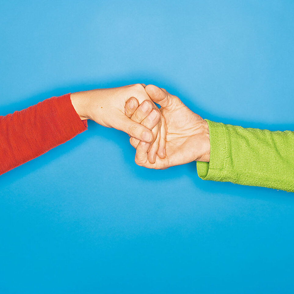 Foto zeigt zwei Hände, die sich die Hand geben