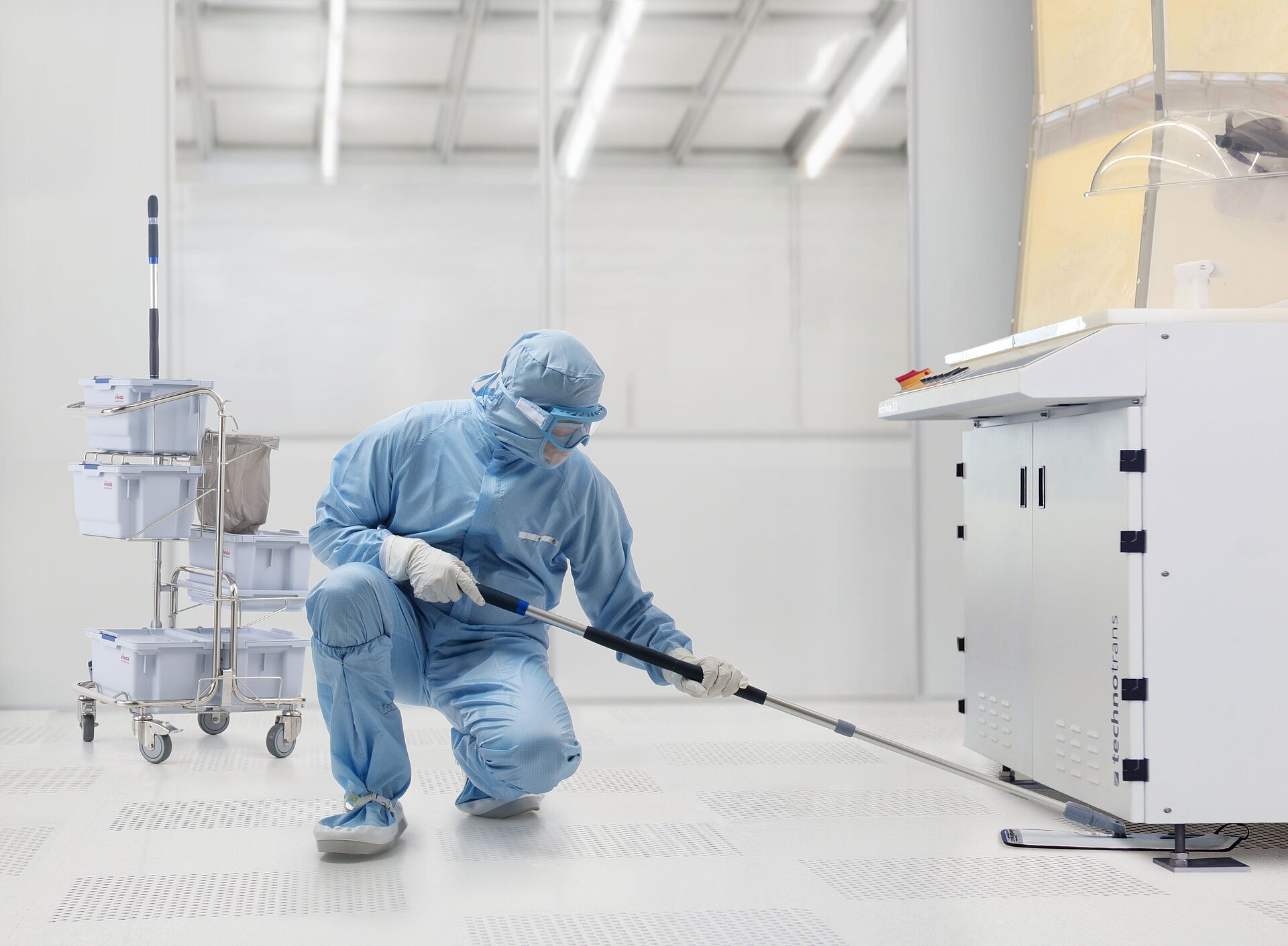 Cleanroom cleaning at a company producing components for the pharmaceutical and medical industries. (Photo: Freudenberg Home and Cleaning Solutions).