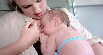 [Translate to German:] Being cable-free, the innovative Bambi belt allows parents to remove their premature baby from an incubator without causing injury to their baby's skin. 