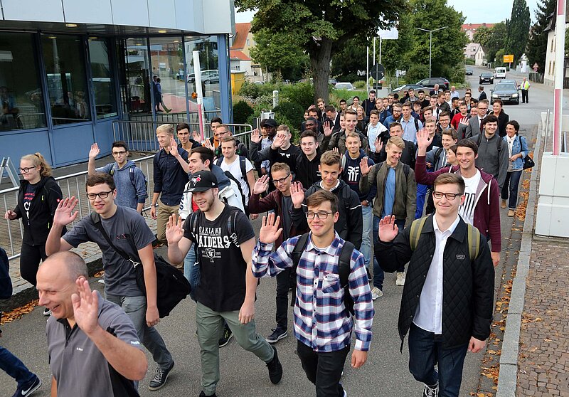 Pressefoto zum Ausbildungsstart bei Freudenberg 2017