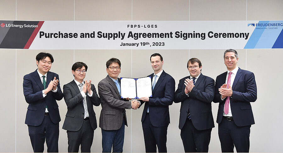 The pictures show six men standing next to each other and looking into the camera. The two men in the middle are holding a book and shaking hands, the others are clapping their hands