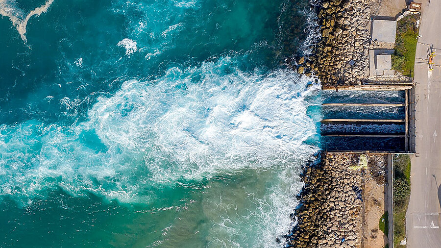 Wasser, das aus einer Schleuse ins Meer fließt