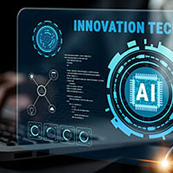 Detail von Laptop und Mousepen. Darüber liegt ein virtueller Screen mit Diagrammen und der Integration von KI in der Entwicklung und Prozessen hinweist