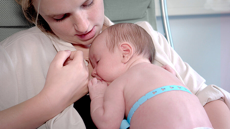 [Translate to German:] Being cable-free, the innovative Bambi belt allows parents to remove their premature baby from an incubator without causing injury to their baby's skin. 