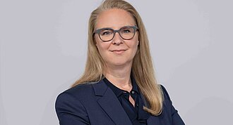 Portrait photo of Esther Maria Loidl, CHRO of the Freudenberg Group