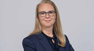 Portrait photo of Esther Maria Loidl, CHRO of the Freudenberg Group