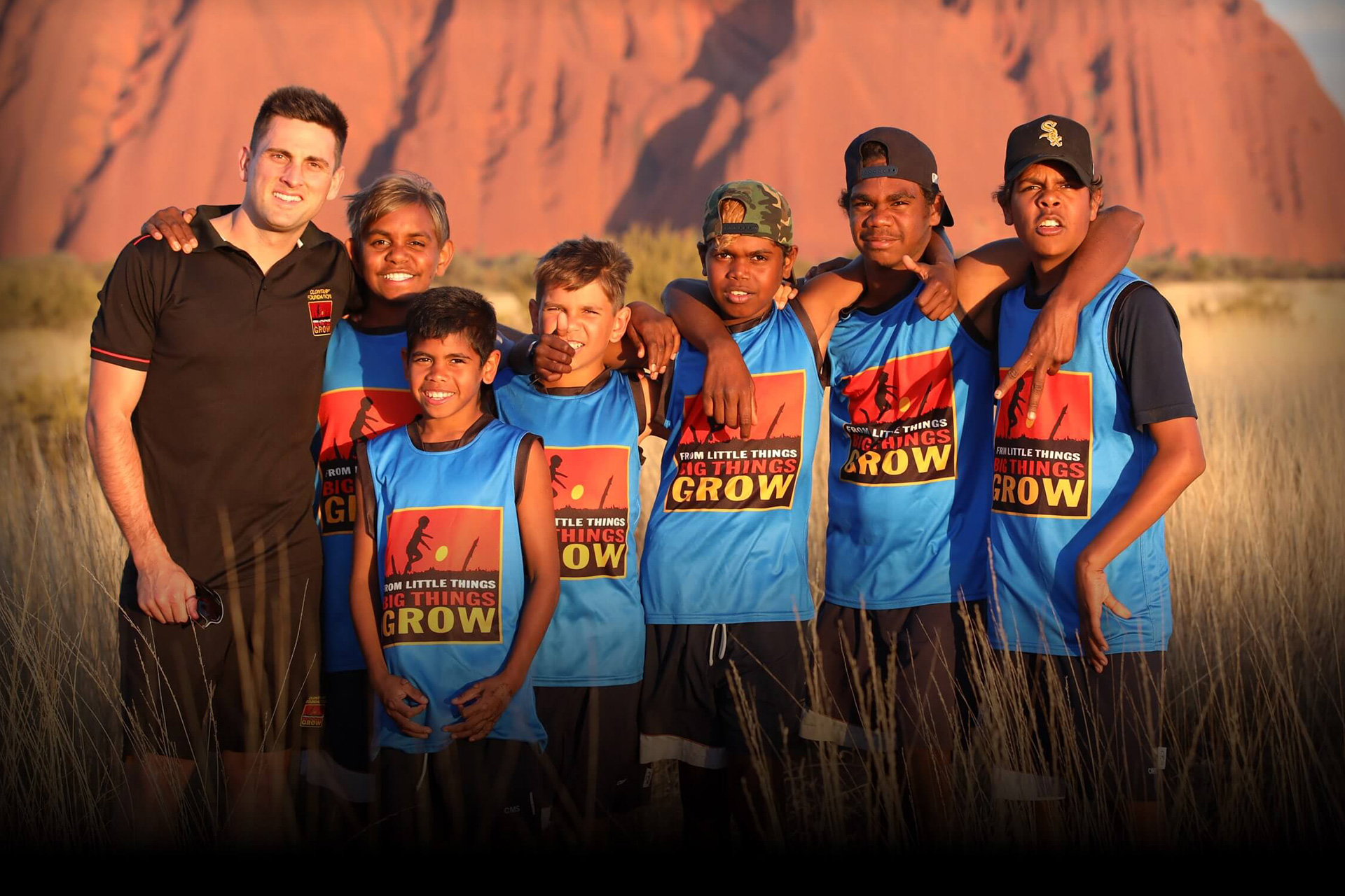 Gruppenfoto von lachenden jungen männlichen Indigenen 