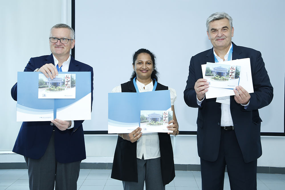 Dr. Tilman Krauch, Roopa Nagaraju und Georg Graf präsentieren eine Broschüre