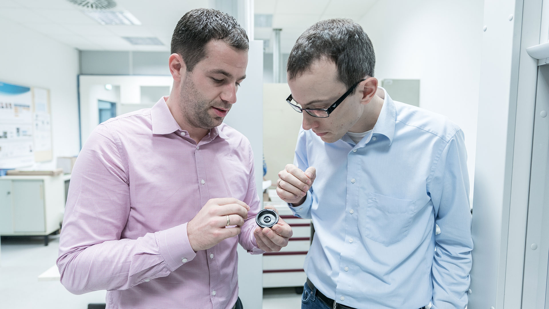 Dr. Fabian Kaiser explains his new job in the tribology laboratory to Dr. Neuberger.