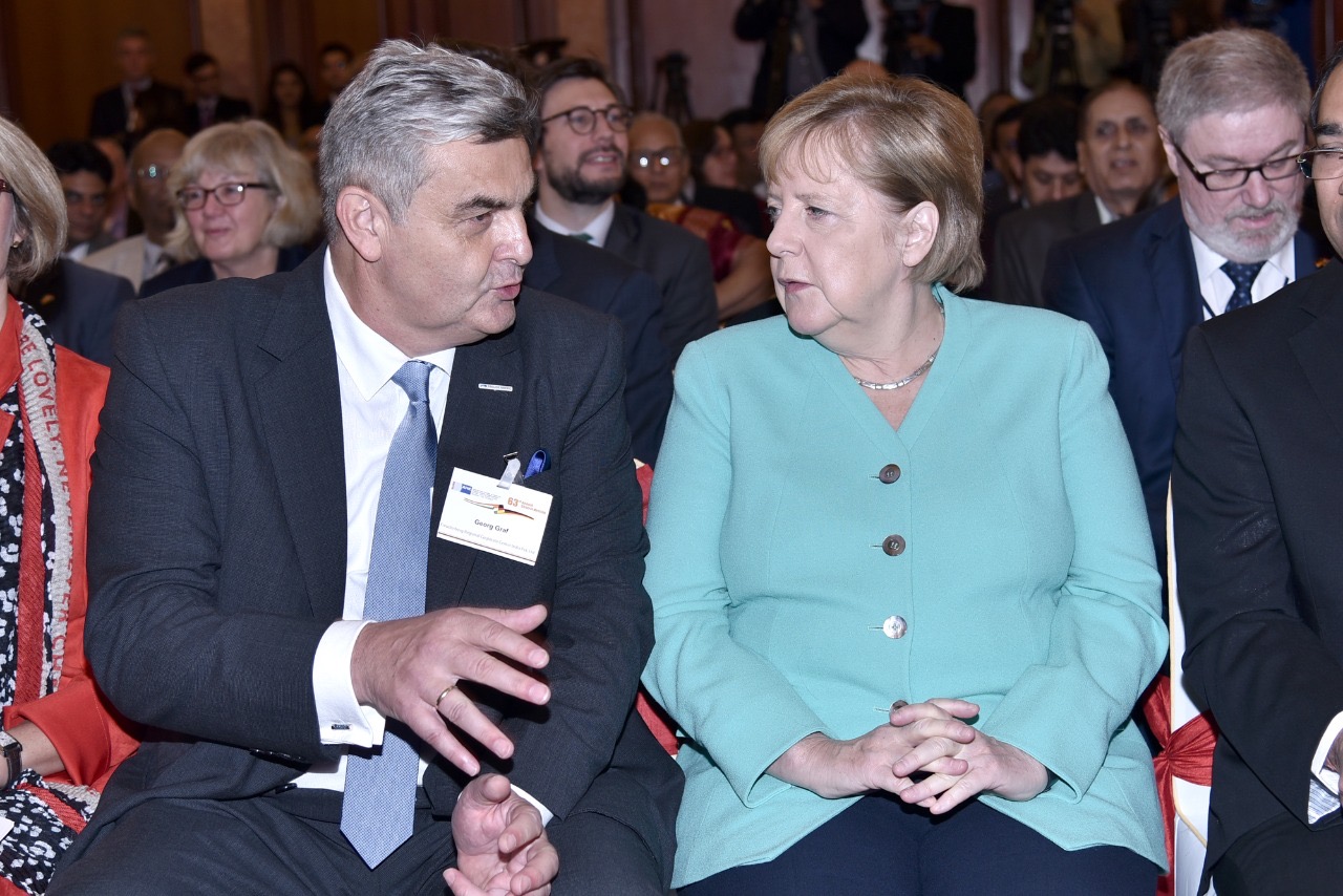 Georg Graf discusses with Angela Merkel
