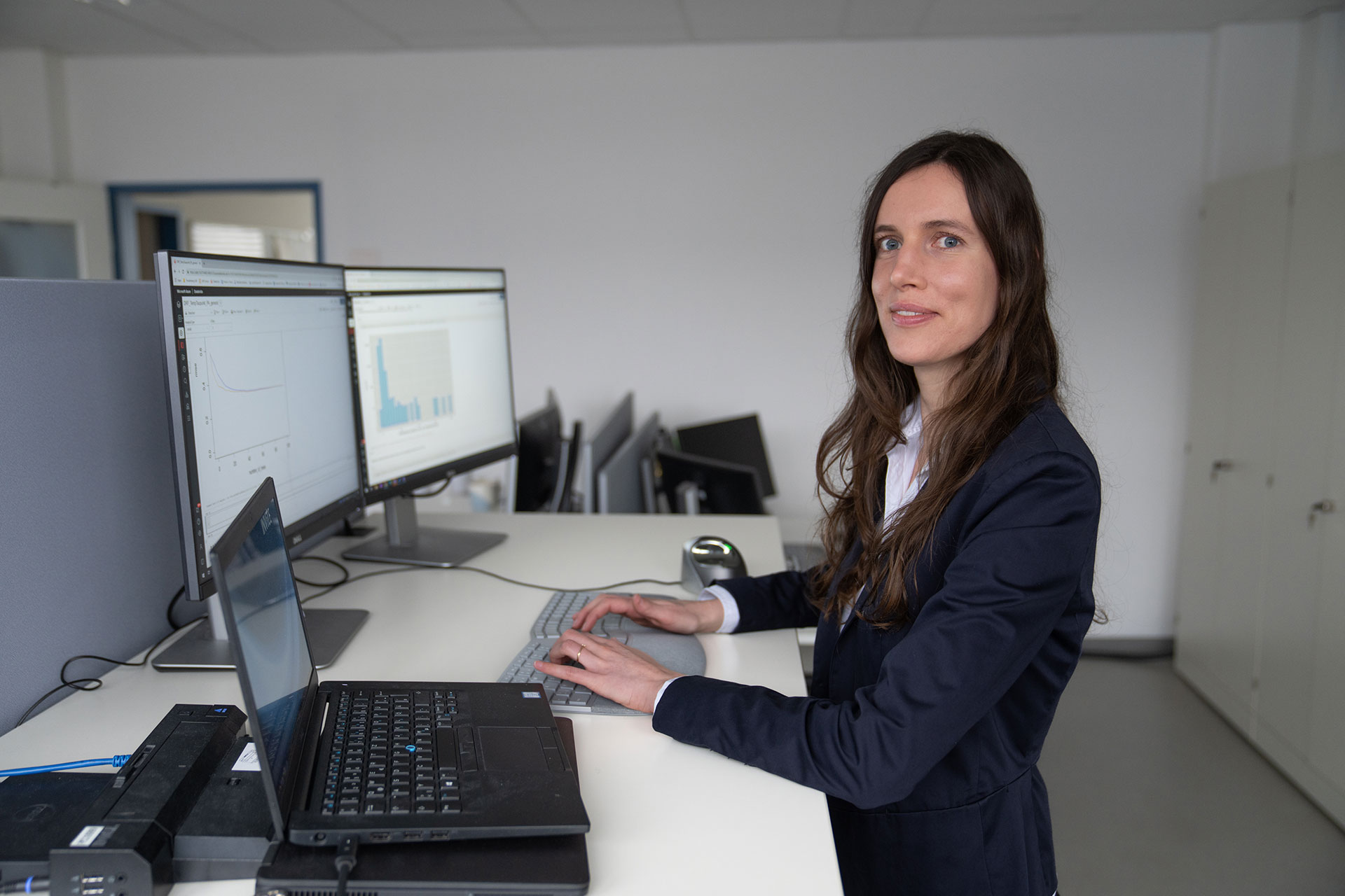 Data upon data: As a data scientist, Nina Quante uses data to improve production processes and product quality at Freudenberg. (Photo: Marco Schilling)
