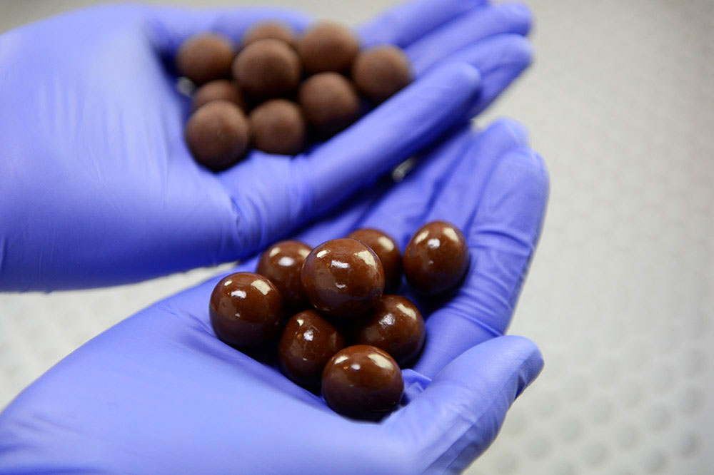Chocolate dragées with a glossy layer