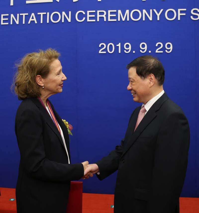 Bettina Schön and Mayor of Shanghai Ying Yong shaking hands