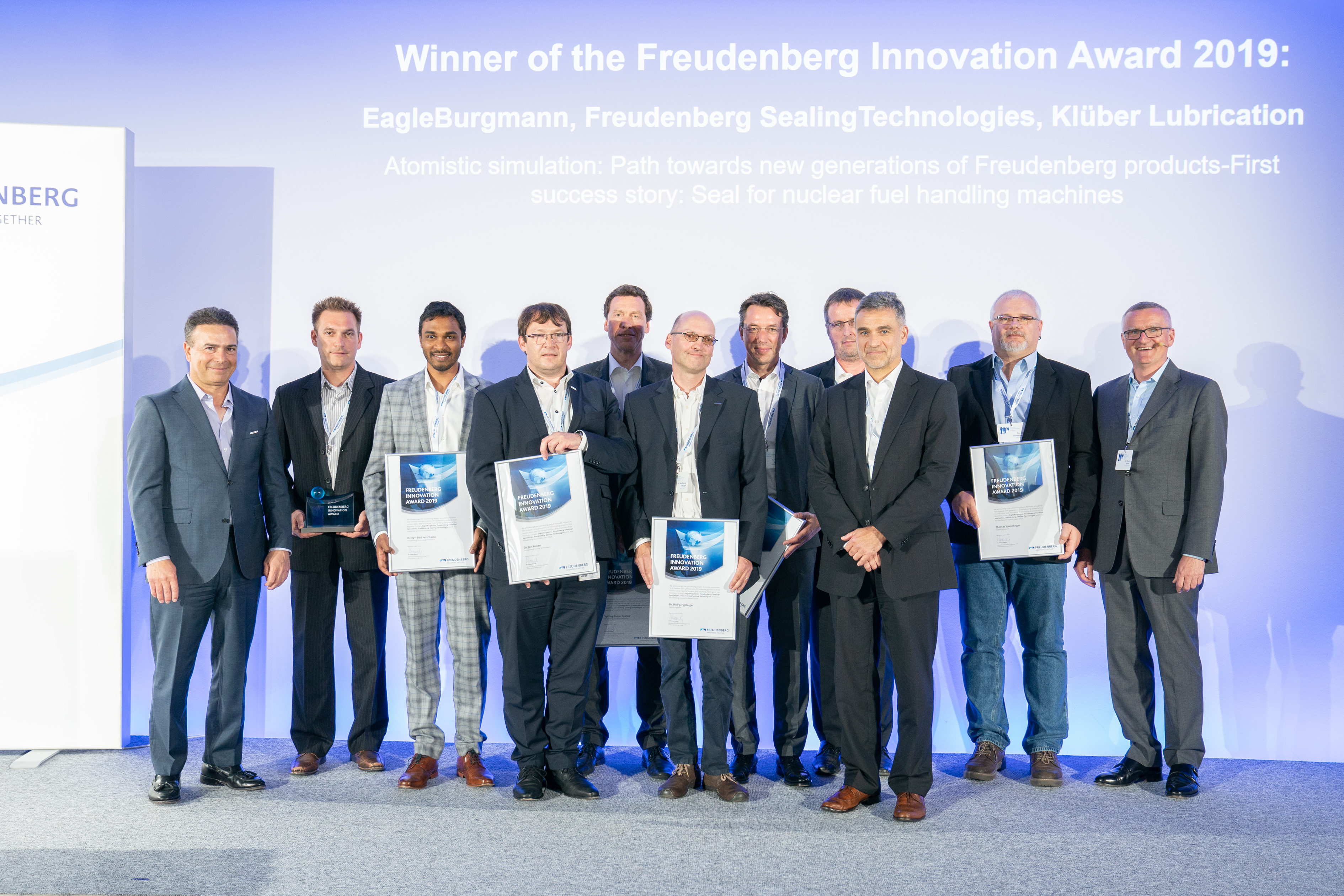 Dr. Mohsen Sohi (far left), CEO of the Freudenberg Group, and Dr. Tilman Krauch (far right), CTO of the Freudenberg Group, presented the Freudenberg Innovation Award to the "Atomistic Simulations" project from the Freudenberg Technology Innovation, Freudenberg Sealing Technologies, EagleBurgmann and Klüber Lubrication business areas.